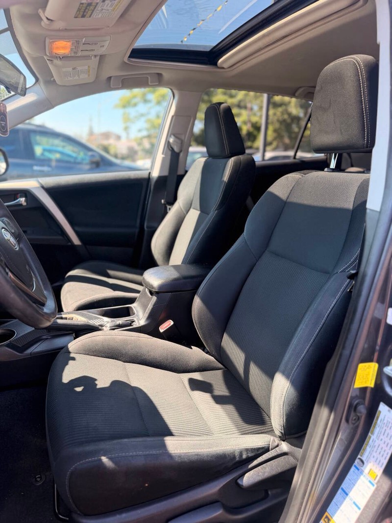 Toyota RAV4 Vehicle Full-screen Gallery Image 13