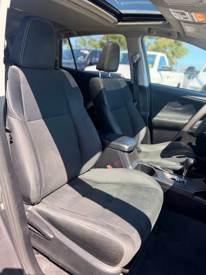 Toyota RAV4 Vehicle Full-screen Gallery Image 15