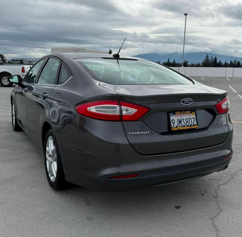 Ford Fusion Vehicle Full-screen Gallery Image 05