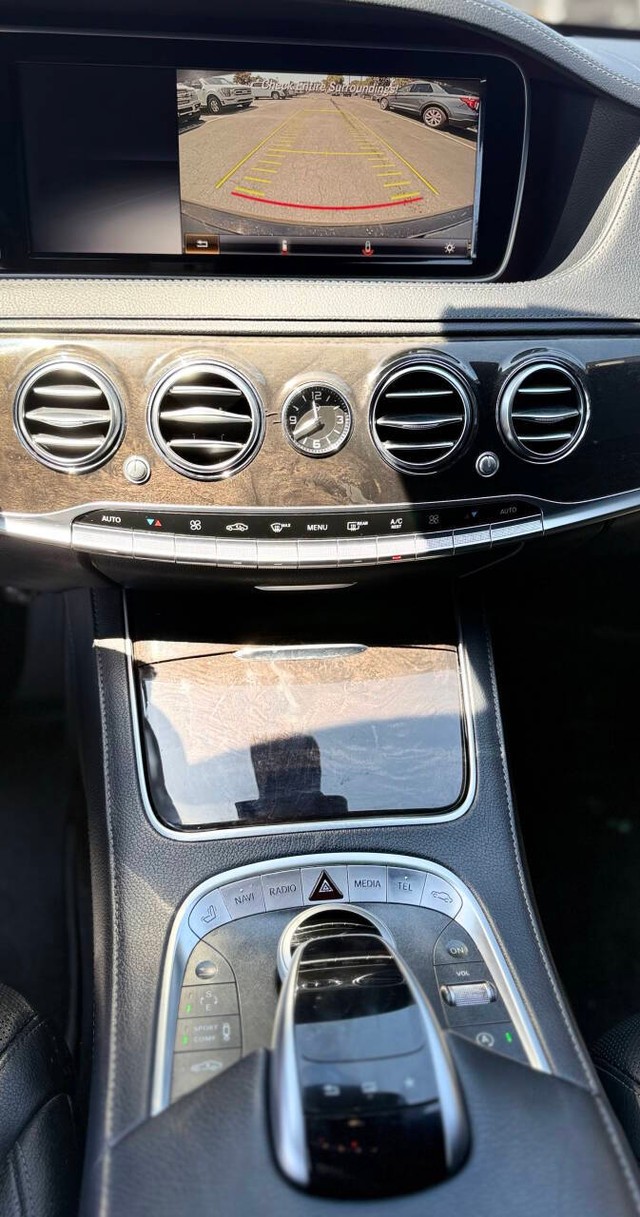 Mercedes-Benz S-Class Vehicle Full-screen Gallery Image 11