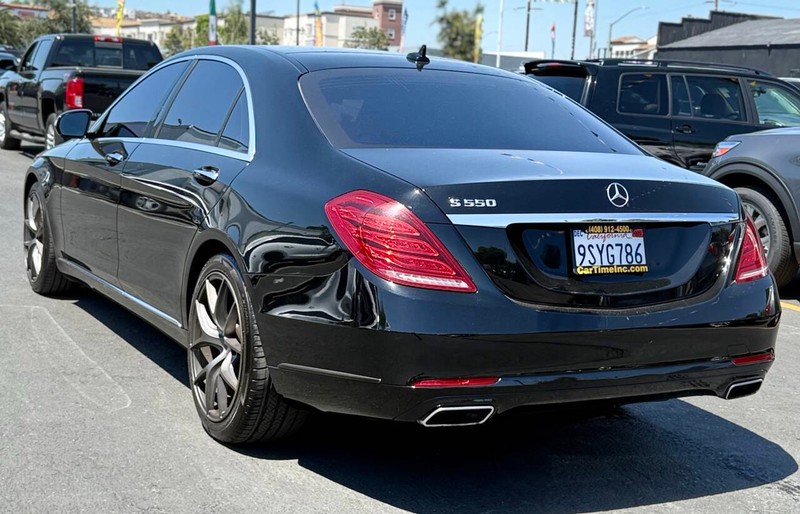 Mercedes-Benz S-Class Vehicle Full-screen Gallery Image 08