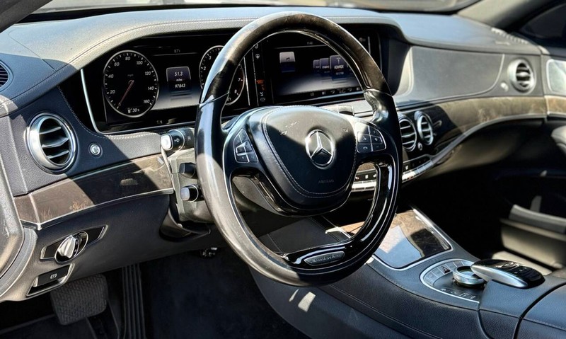 Mercedes-Benz S-Class Vehicle Full-screen Gallery Image 09