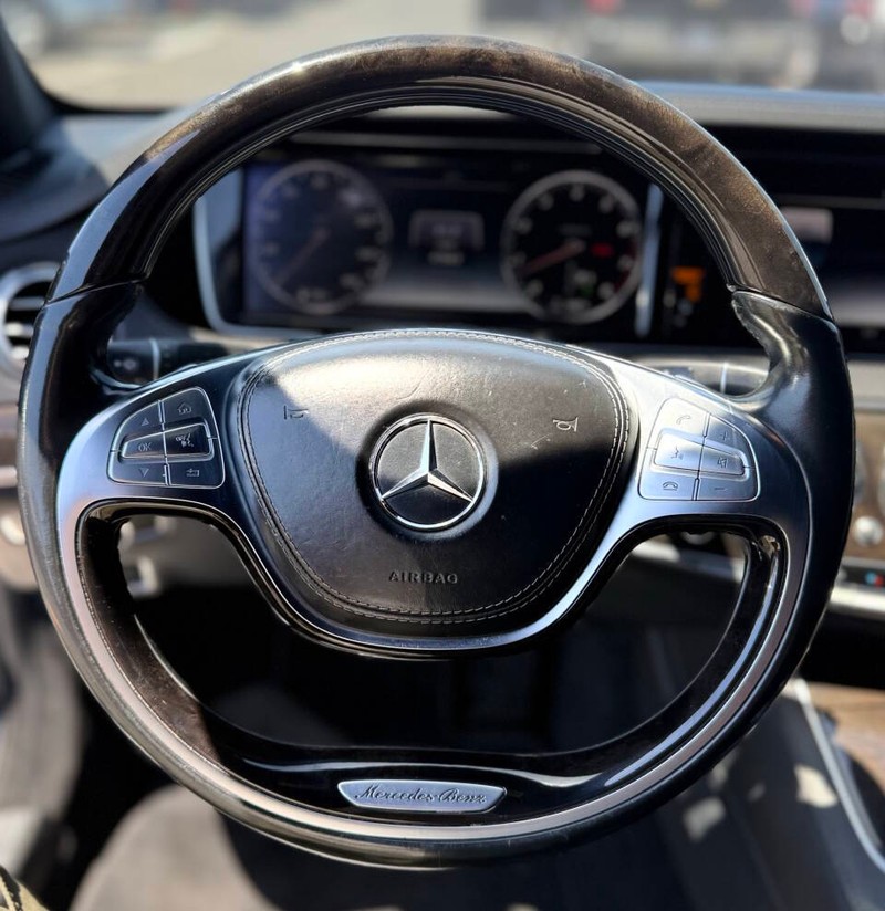 Mercedes-Benz S-Class Vehicle Full-screen Gallery Image 10