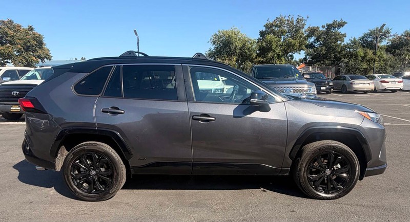 Toyota RAV4 Vehicle Full-screen Gallery Image 05