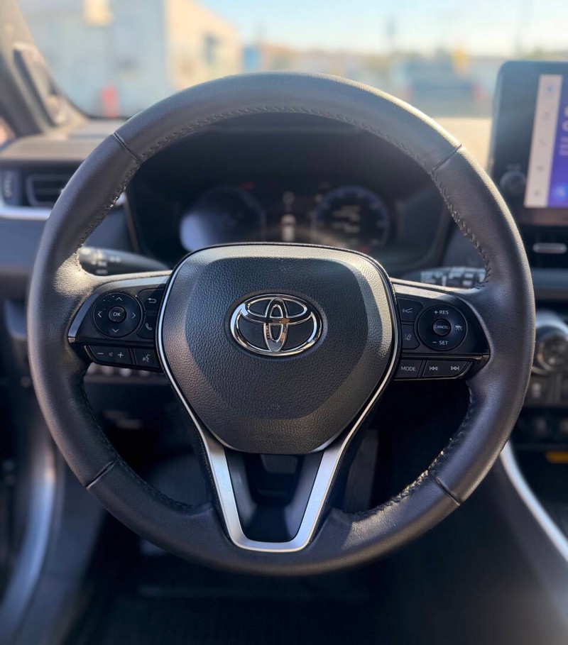 Toyota RAV4 Vehicle Full-screen Gallery Image 09