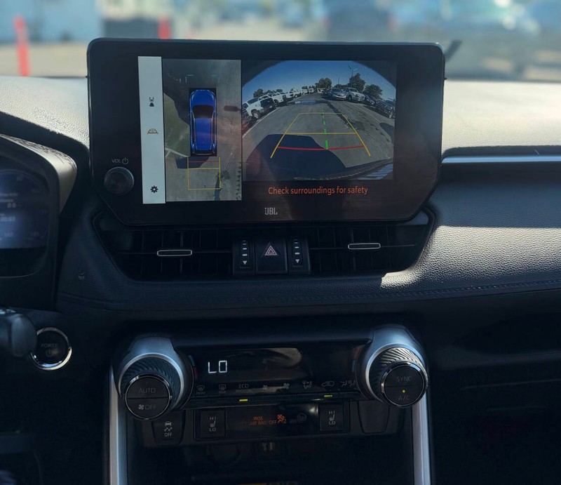 Toyota RAV4 Vehicle Full-screen Gallery Image 10