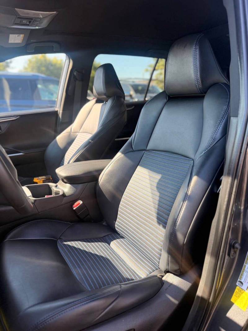 Toyota RAV4 Vehicle Full-screen Gallery Image 11