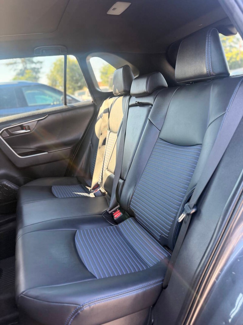 Toyota RAV4 Vehicle Full-screen Gallery Image 12