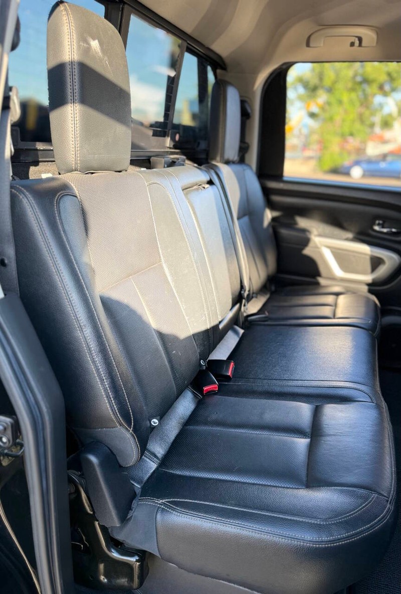 Nissan Titan Vehicle Full-screen Gallery Image 14