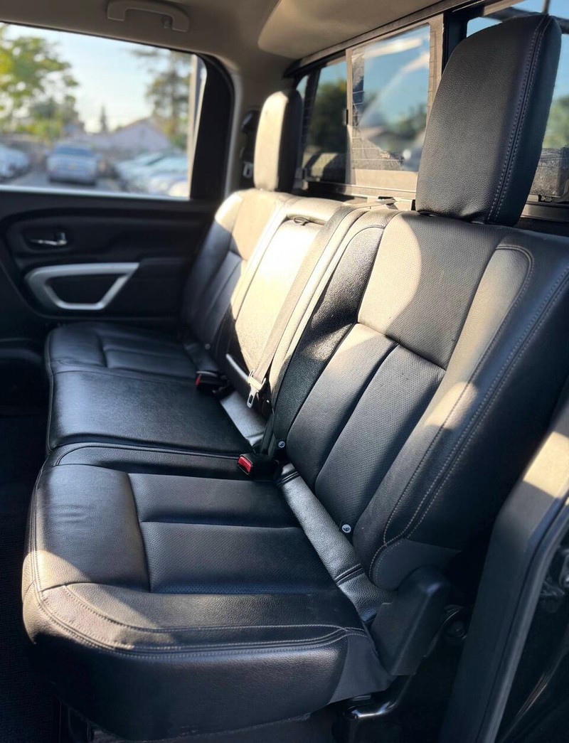 Nissan Titan Vehicle Full-screen Gallery Image 15