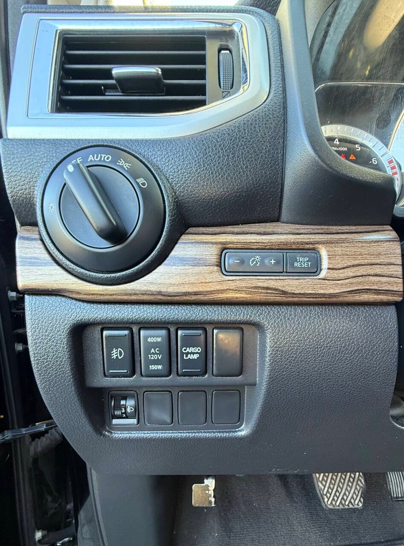 Nissan Titan Vehicle Full-screen Gallery Image 17