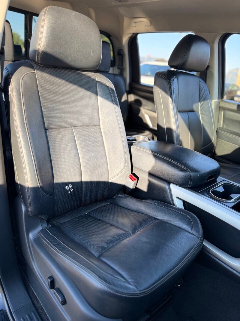 Nissan Titan Vehicle Full-screen Gallery Image 18