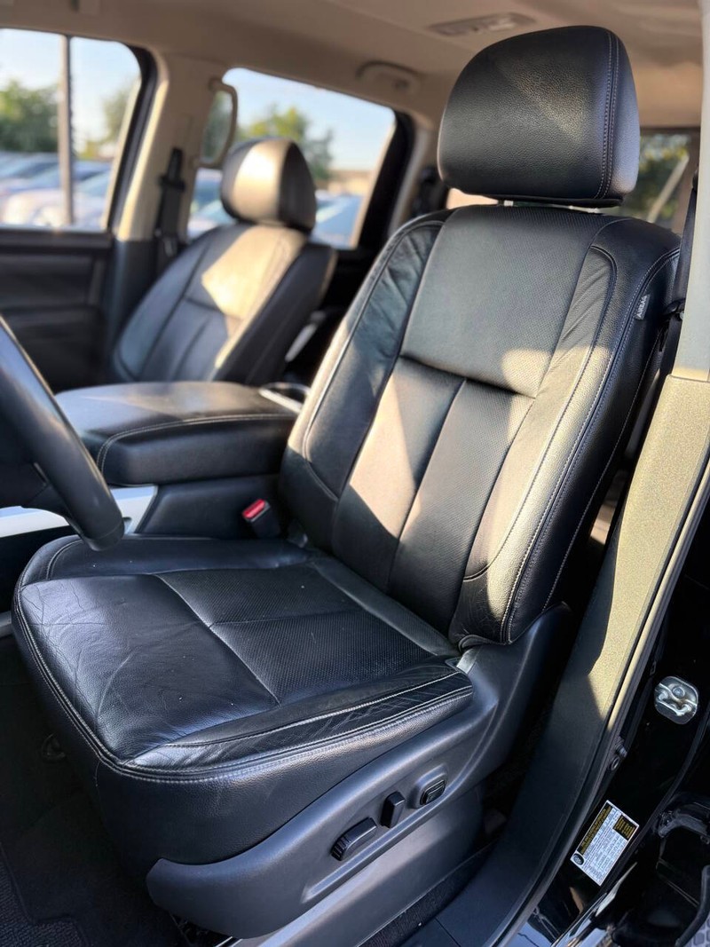 Nissan Titan Vehicle Full-screen Gallery Image 19