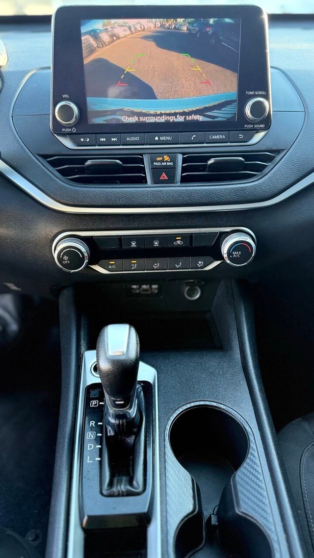 Nissan Altima Vehicle Full-screen Gallery Image 11