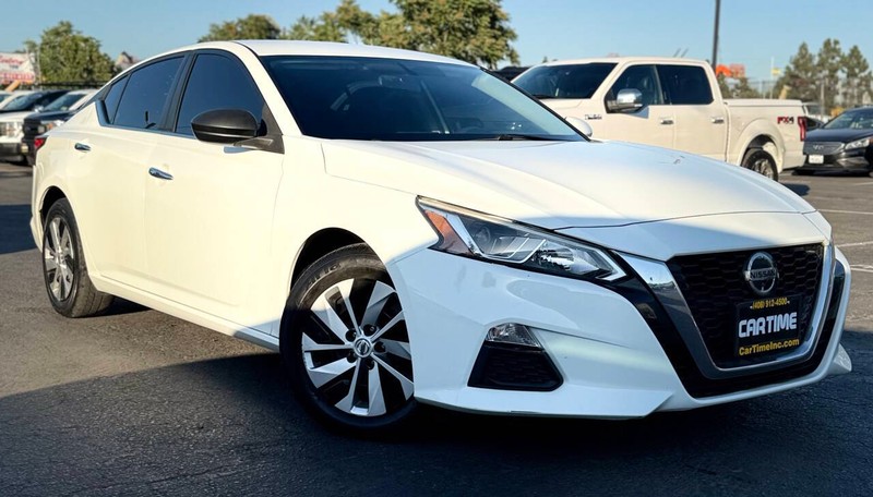 Nissan Altima Vehicle Full-screen Gallery Image 02