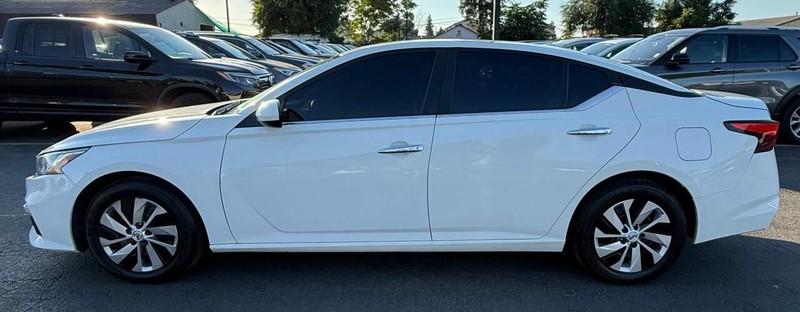 Nissan Altima Vehicle Full-screen Gallery Image 04