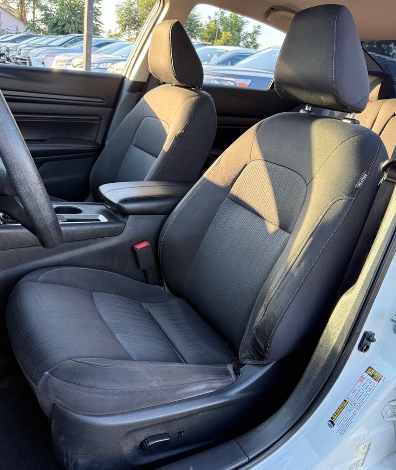 Nissan Altima Vehicle Full-screen Gallery Image 12