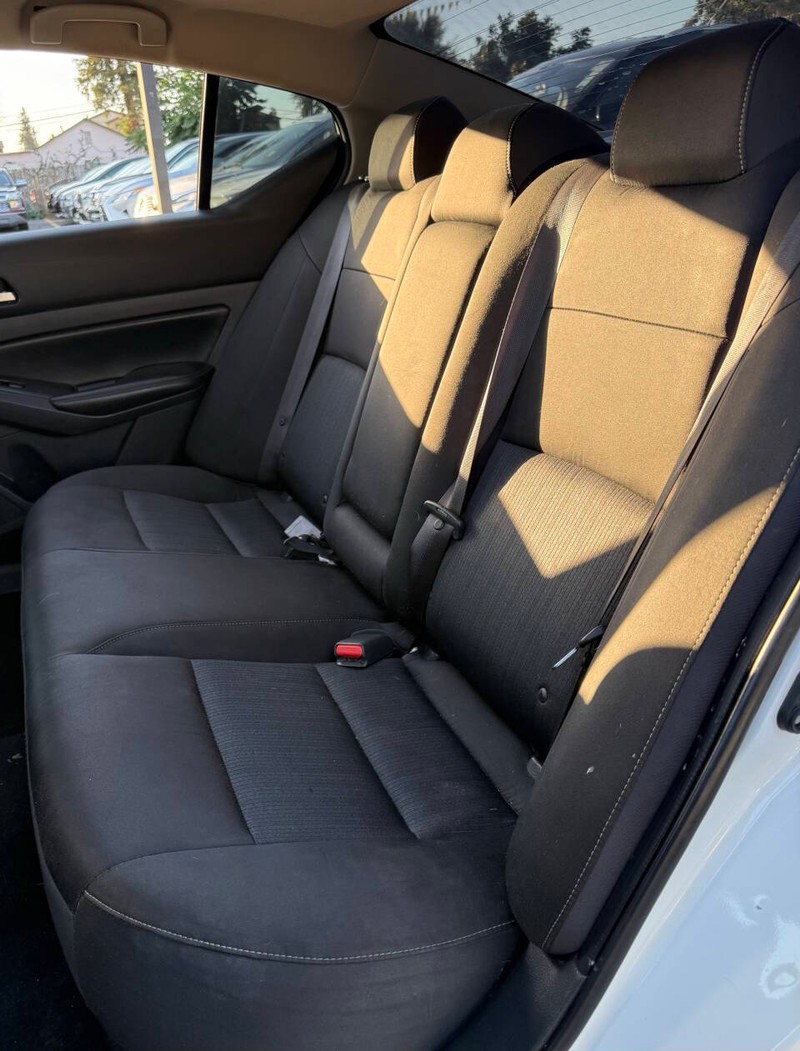 Nissan Altima Vehicle Full-screen Gallery Image 15