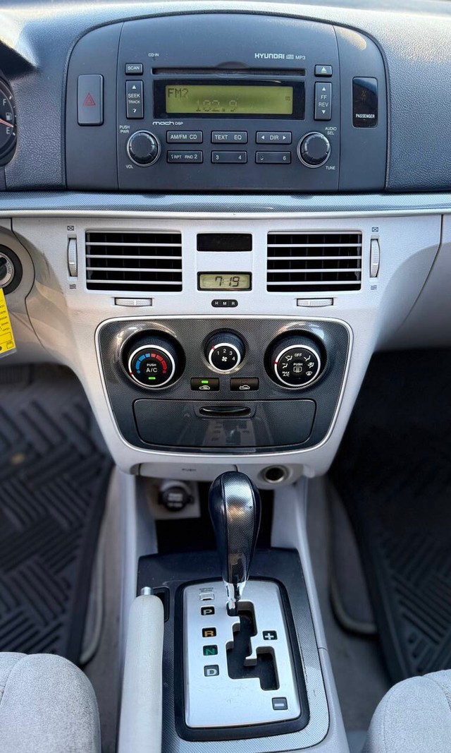Hyundai Sonata Vehicle Full-screen Gallery Image 11