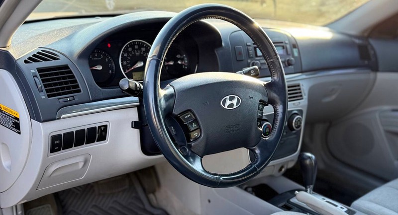 Hyundai Sonata Vehicle Full-screen Gallery Image 09