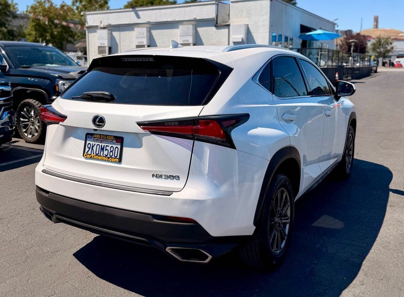 Lexus NX Vehicle Full-screen Gallery Image 08
