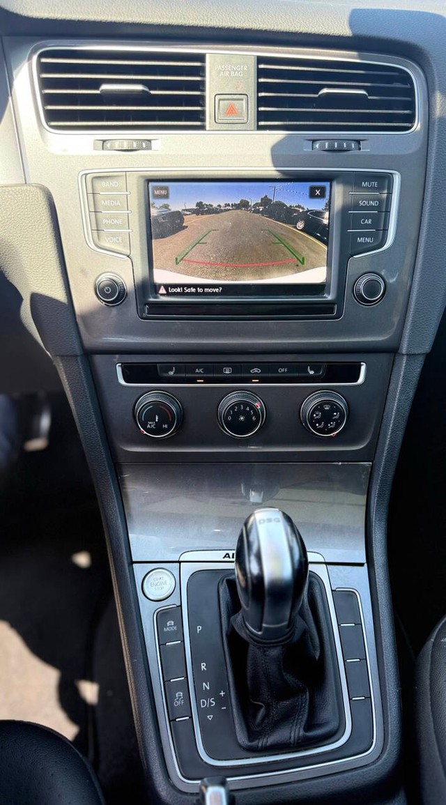 Volkswagen Golf Alltrack Vehicle Full-screen Gallery Image 11