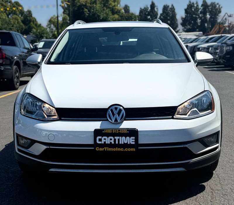 Volkswagen Golf Alltrack Vehicle Full-screen Gallery Image 02