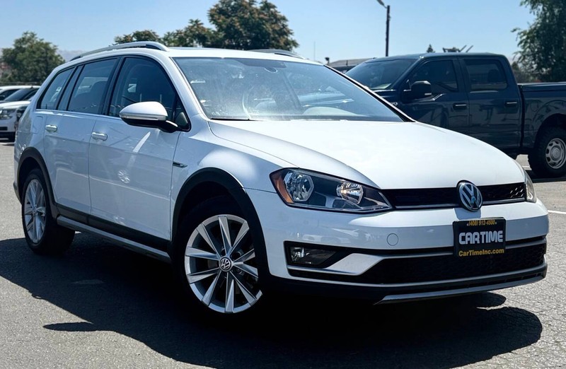 Volkswagen Golf Alltrack Vehicle Full-screen Gallery Image 03