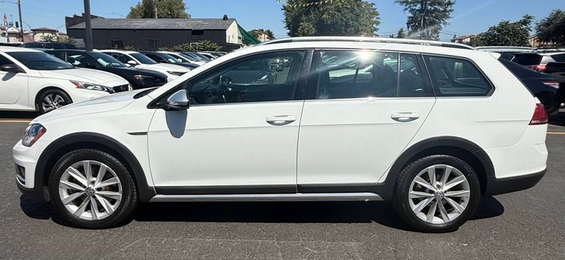 Volkswagen Golf Alltrack Vehicle Full-screen Gallery Image 04