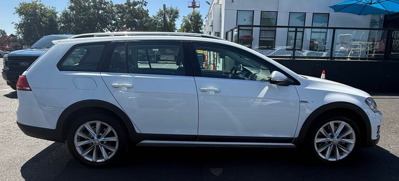 Volkswagen Golf Alltrack Vehicle Full-screen Gallery Image 05