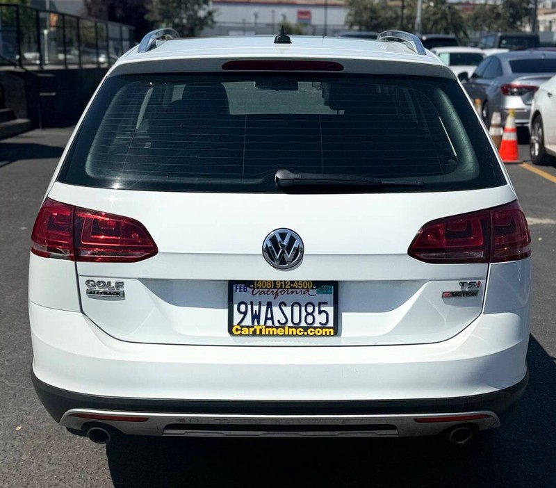 Volkswagen Golf Alltrack Vehicle Full-screen Gallery Image 07