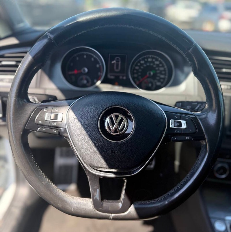 Volkswagen Golf Alltrack Vehicle Full-screen Gallery Image 10