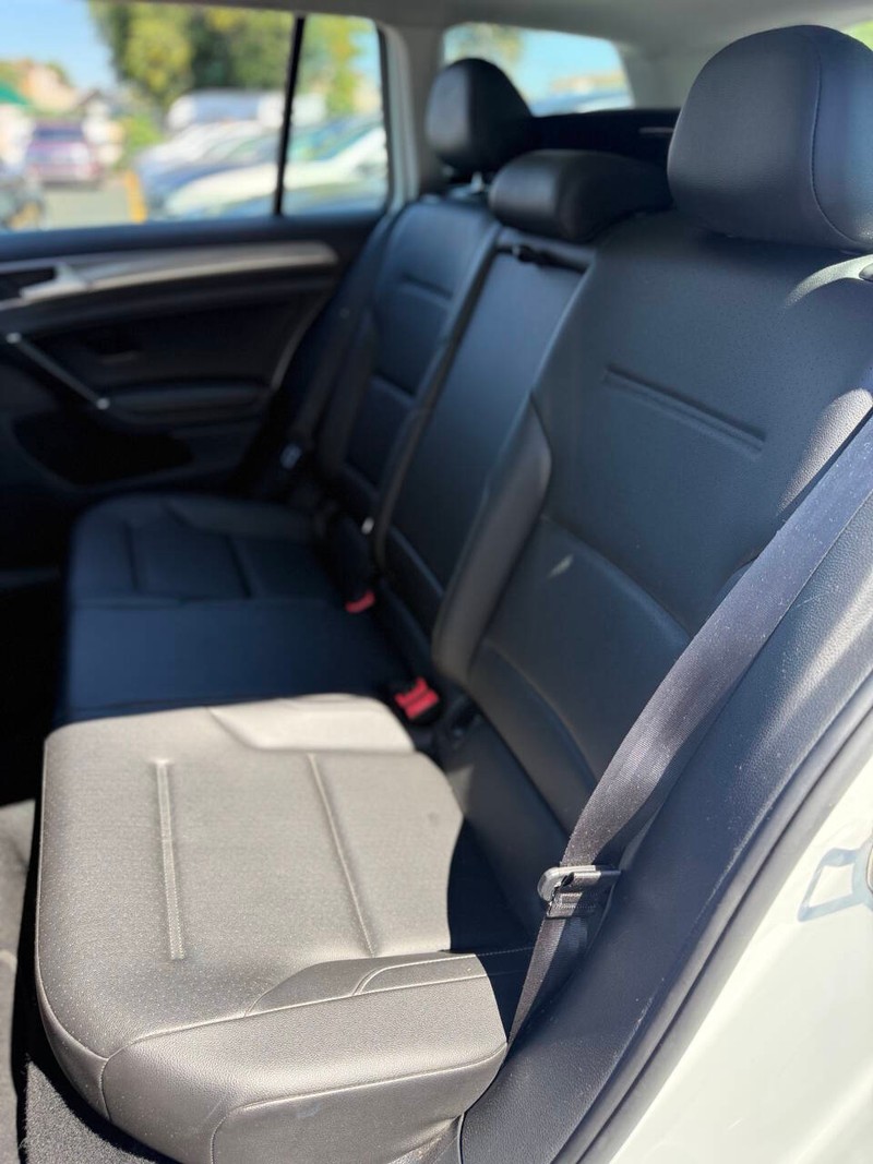 Volkswagen Golf Alltrack Vehicle Full-screen Gallery Image 15