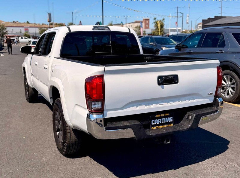 Toyota Tacoma 2WD Vehicle Full-screen Gallery Image 05