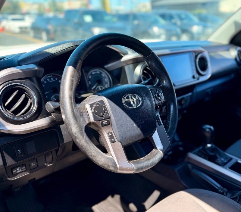 Toyota Tacoma 2WD Vehicle Full-screen Gallery Image 08