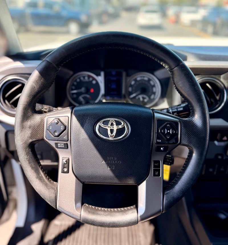 Toyota Tacoma 2WD Vehicle Full-screen Gallery Image 09