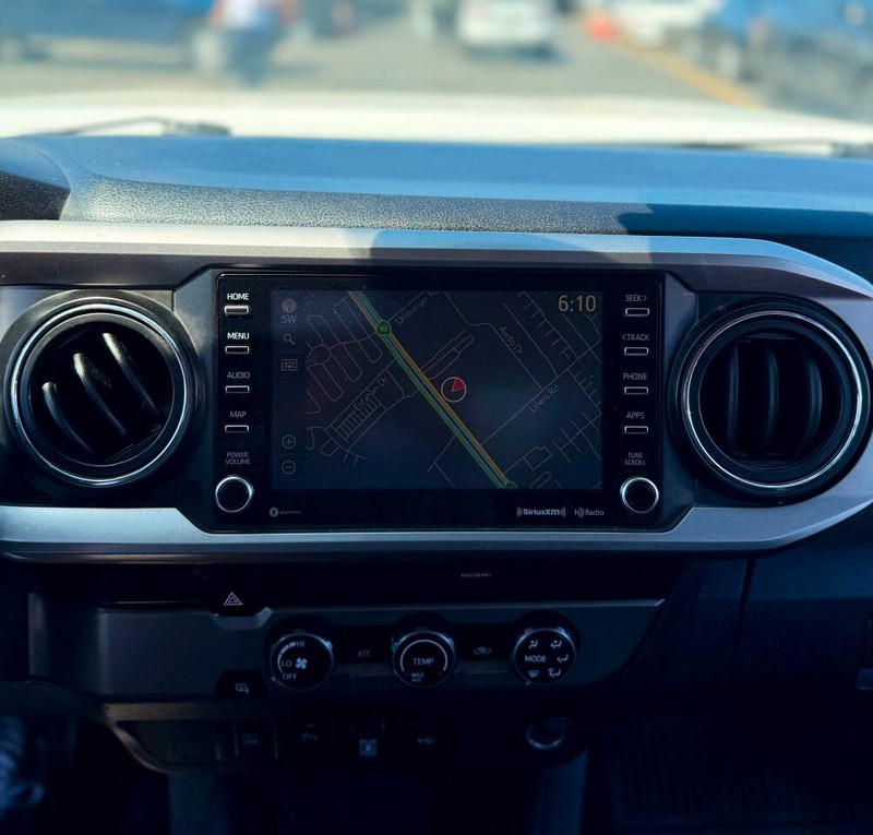Toyota Tacoma 2WD Vehicle Full-screen Gallery Image 10