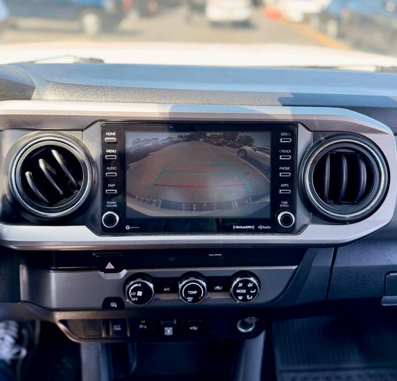 Toyota Tacoma 2WD Vehicle Full-screen Gallery Image 11