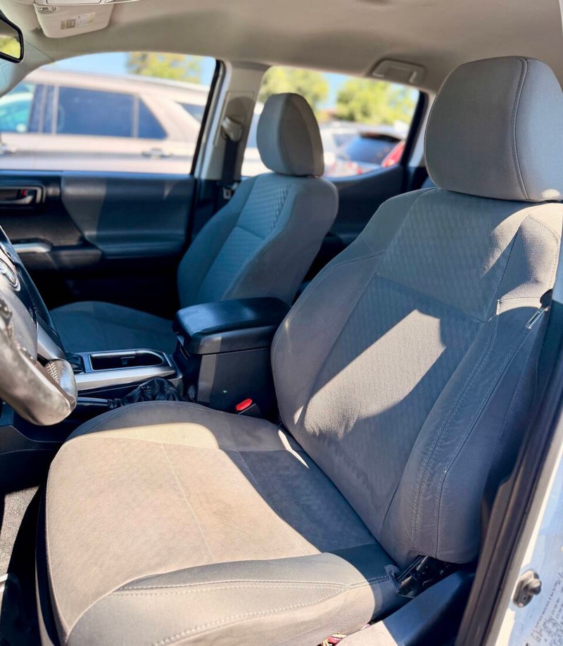 Toyota Tacoma 2WD Vehicle Full-screen Gallery Image 12