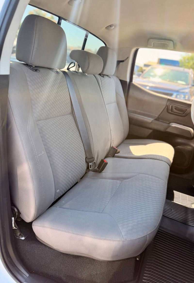 Toyota Tacoma 2WD Vehicle Full-screen Gallery Image 14