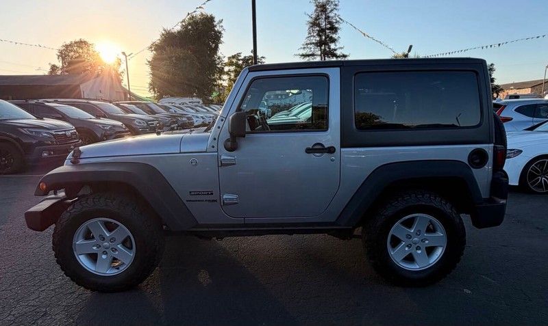 Jeep Wrangler JK Vehicle Full-screen Gallery Image 04