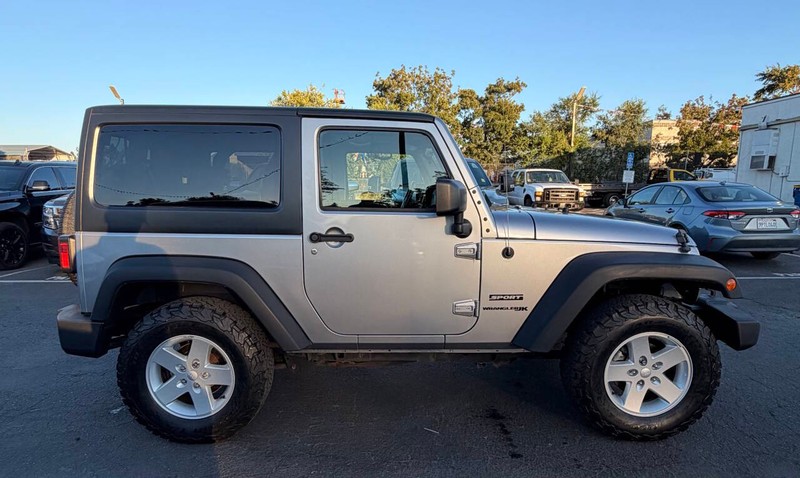 Jeep Wrangler JK Vehicle Full-screen Gallery Image 05