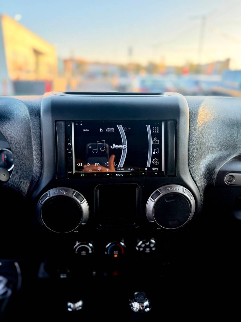 Jeep Wrangler JK Vehicle Full-screen Gallery Image 10