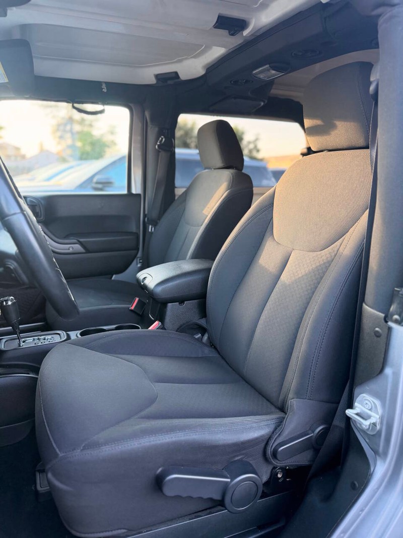 Jeep Wrangler JK Vehicle Full-screen Gallery Image 11