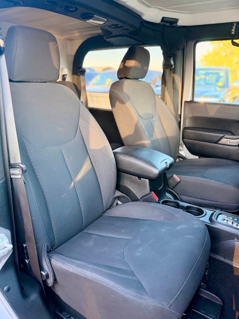 Jeep Wrangler JK Vehicle Full-screen Gallery Image 12