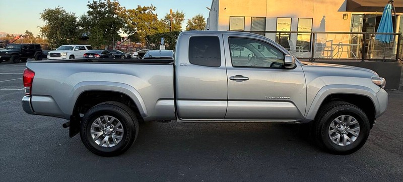 Toyota Tacoma Vehicle Full-screen Gallery Image 04