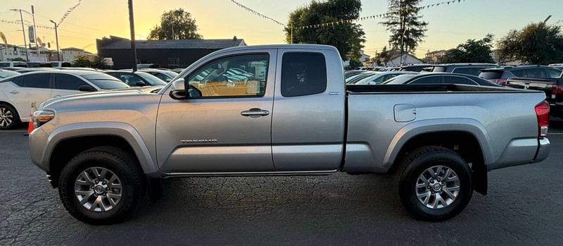 Toyota Tacoma Vehicle Full-screen Gallery Image 05