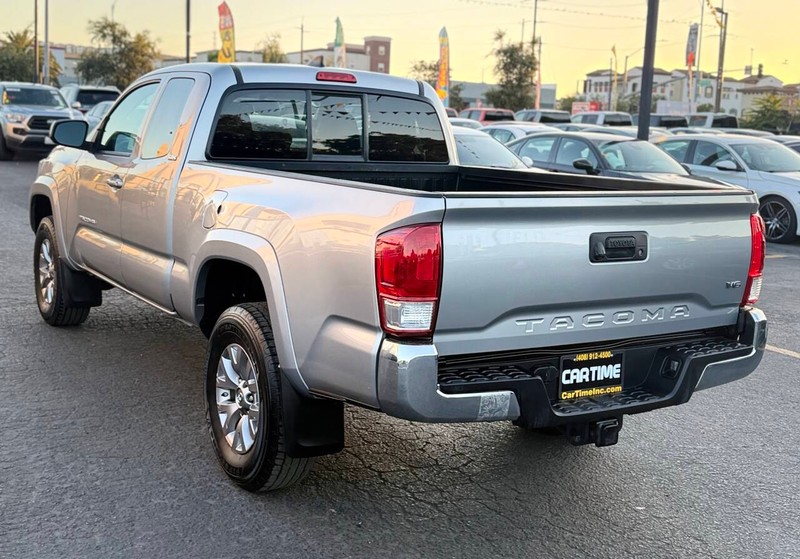 Toyota Tacoma Vehicle Full-screen Gallery Image 08