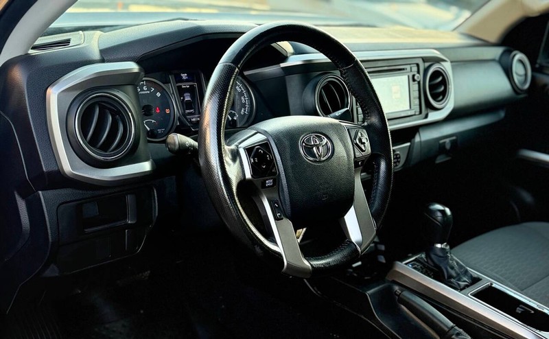 Toyota Tacoma Vehicle Full-screen Gallery Image 09