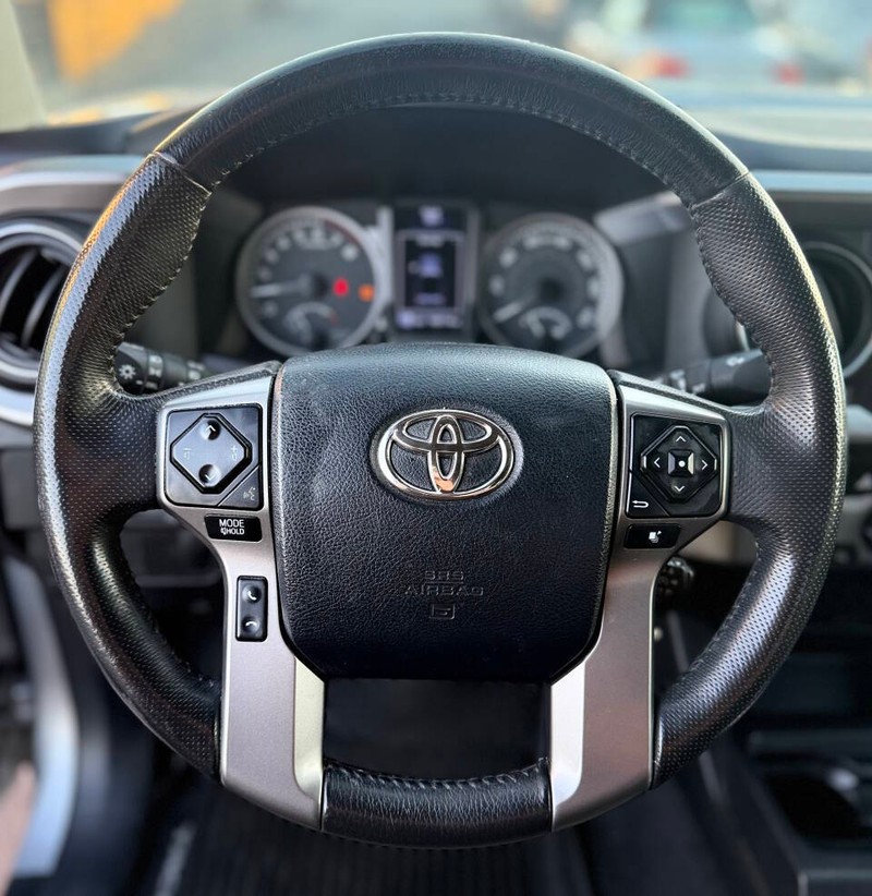 Toyota Tacoma Vehicle Full-screen Gallery Image 10